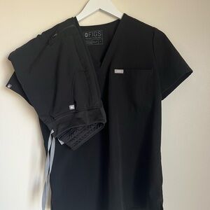 FIGS Black Technical Collection Scrub Set Catarina Top Zamora Bottoms